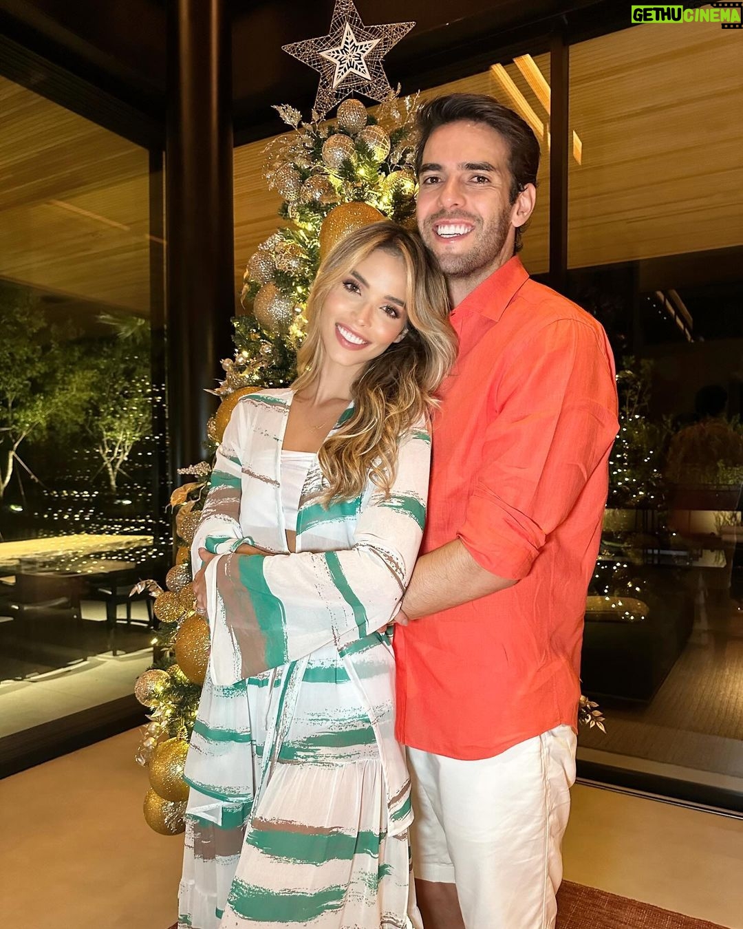 Kaká Instagram - Um natal de alegria e muito amor! Que o espírito de Deus esteja vivo em nós! Feliz natal da nossa família para a sua! ❤️