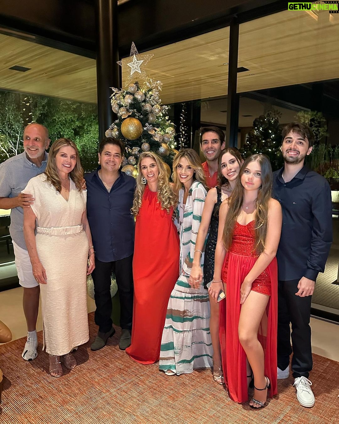 Kaká Instagram - Um natal de alegria e muito amor! Que o espírito de Deus esteja vivo em nós! Feliz natal da nossa família para a sua! ❤️