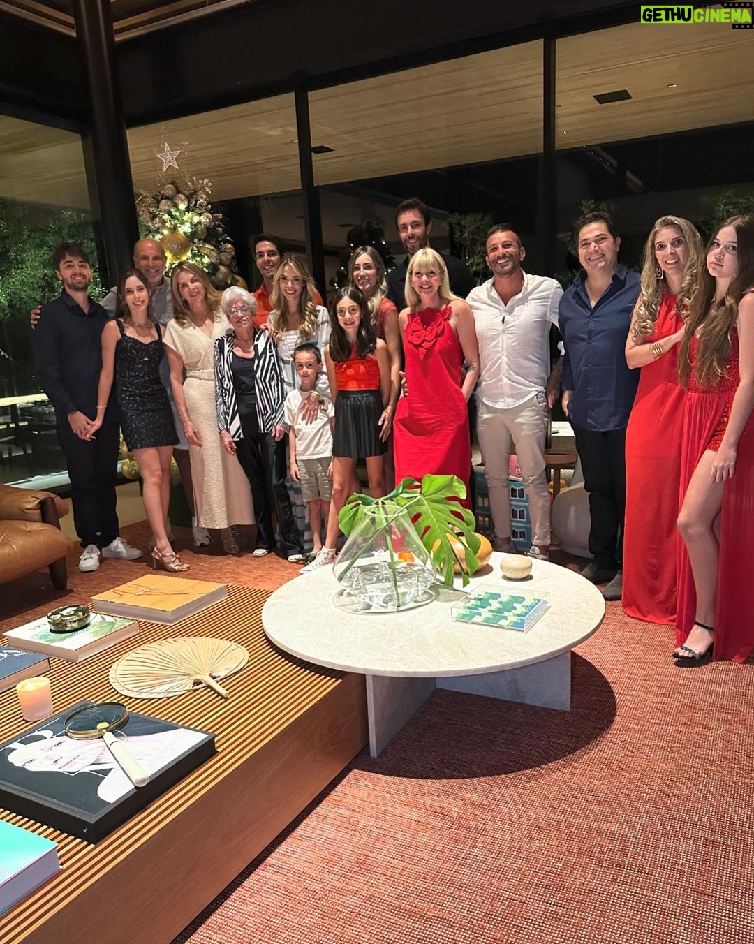 Kaká Instagram - Um natal de alegria e muito amor! Que o espírito de Deus esteja vivo em nós! Feliz natal da nossa família para a sua! ❤️