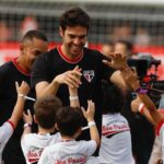 Kaká Instagram - Um reencontro de emoções! Foi um dia de muitas comemorações individuais e coletivas que tive o prazer de fazer parte. Voltei a jogar no Morumbi, diante do torcedor tricolor, vestindo duas camisas que tenho muitas recordações e gratidão, joguei ao lado de tantas lendas do futebol e com meus amigos e familiares ao meu lado. Foi emocionante! Obrigado @saopaulofc e @acmilan . Obrigado aos torcedores que prestigiaram e encantaram este dia! 📸: Rubens Chiri / São Paulo FC / Ac Milan // Una ritrovo di emozioni! Ieri è stato un giorno di celebrazioni individuali e collettive e sono felice di averne fatto parte. Sono tornato a giocare allo stadio Morumbi, davanti ai tifosi tricolor, indossando due maglie a cui mi legano moltissimi ricordi e tanta gratitudine, ho giocato insieme a tante leggende del calcio davanti alla mia famiglia e ai miei amici. È stata un’emozione incredibile. Obrigado @saopaulofc e grazie @acmilan . E grazie a tutti i tifosi che hanno reso magico questo giorno. 📸: Rubens Chiri / São Paulo FC / Ac Milan Estádio do Morumbi