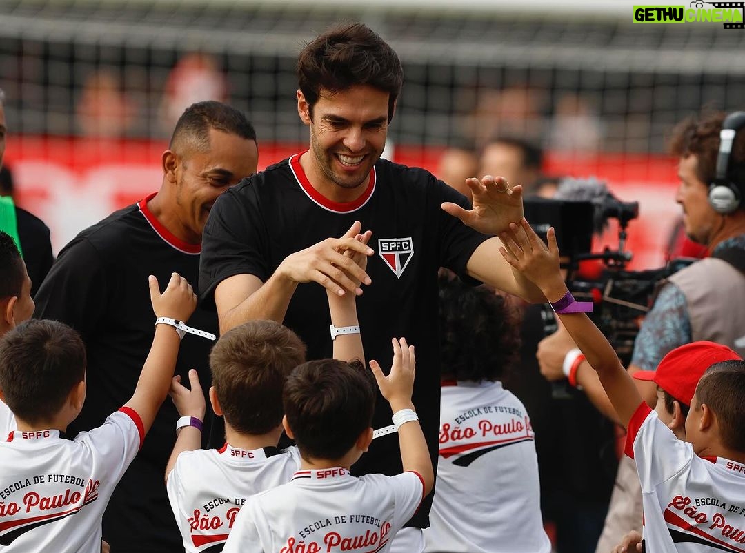 Kaká Instagram - Um reencontro de emoções! Foi um dia de muitas comemorações individuais e coletivas que tive o prazer de fazer parte. Voltei a jogar no Morumbi, diante do torcedor tricolor, vestindo duas camisas que tenho muitas recordações e gratidão, joguei ao lado de tantas lendas do futebol e com meus amigos e familiares ao meu lado. Foi emocionante! Obrigado @saopaulofc e @acmilan . Obrigado aos torcedores que prestigiaram e encantaram este dia! 📸: Rubens Chiri / São Paulo FC / Ac Milan // Una ritrovo di emozioni! Ieri è stato un giorno di celebrazioni individuali e collettive e sono felice di averne fatto parte. Sono tornato a giocare allo stadio Morumbi, davanti ai tifosi tricolor, indossando due maglie a cui mi legano moltissimi ricordi e tanta gratitudine, ho giocato insieme a tante leggende del calcio davanti alla mia famiglia e ai miei amici. È stata un’emozione incredibile. Obrigado @saopaulofc e grazie @acmilan . E grazie a tutti i tifosi che hanno reso magico questo giorno. 📸: Rubens Chiri / São Paulo FC / Ac Milan Estádio do Morumbi