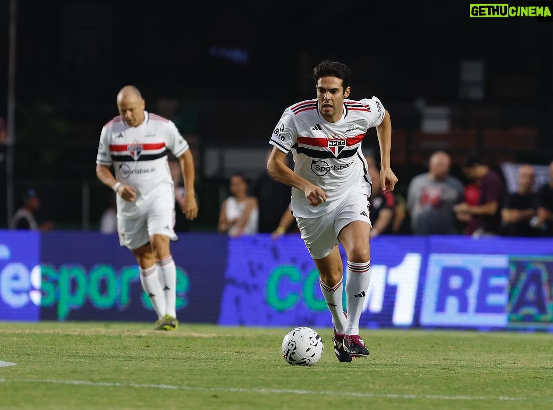 Kaká Instagram - Um reencontro de emoções! Foi um dia de muitas comemorações individuais e coletivas que tive o prazer de fazer parte. Voltei a jogar no Morumbi, diante do torcedor tricolor, vestindo duas camisas que tenho muitas recordações e gratidão, joguei ao lado de tantas lendas do futebol e com meus amigos e familiares ao meu lado. Foi emocionante! Obrigado @saopaulofc e @acmilan . Obrigado aos torcedores que prestigiaram e encantaram este dia! 📸: Rubens Chiri / São Paulo FC / Ac Milan // Una ritrovo di emozioni! Ieri è stato un giorno di celebrazioni individuali e collettive e sono felice di averne fatto parte. Sono tornato a giocare allo stadio Morumbi, davanti ai tifosi tricolor, indossando due maglie a cui mi legano moltissimi ricordi e tanta gratitudine, ho giocato insieme a tante leggende del calcio davanti alla mia famiglia e ai miei amici. È stata un’emozione incredibile. Obrigado @saopaulofc e grazie @acmilan . E grazie a tutti i tifosi che hanno reso magico questo giorno. 📸: Rubens Chiri / São Paulo FC / Ac Milan Estádio do Morumbi