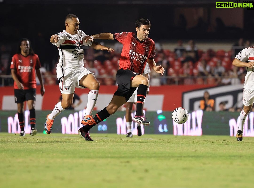 Kaká Instagram - Um reencontro de emoções! Foi um dia de muitas comemorações individuais e coletivas que tive o prazer de fazer parte. Voltei a jogar no Morumbi, diante do torcedor tricolor, vestindo duas camisas que tenho muitas recordações e gratidão, joguei ao lado de tantas lendas do futebol e com meus amigos e familiares ao meu lado. Foi emocionante! Obrigado @saopaulofc e @acmilan . Obrigado aos torcedores que prestigiaram e encantaram este dia! 📸: Rubens Chiri / São Paulo FC / Ac Milan // Una ritrovo di emozioni! Ieri è stato un giorno di celebrazioni individuali e collettive e sono felice di averne fatto parte. Sono tornato a giocare allo stadio Morumbi, davanti ai tifosi tricolor, indossando due maglie a cui mi legano moltissimi ricordi e tanta gratitudine, ho giocato insieme a tante leggende del calcio davanti alla mia famiglia e ai miei amici. È stata un’emozione incredibile. Obrigado @saopaulofc e grazie @acmilan . E grazie a tutti i tifosi che hanno reso magico questo giorno. 📸: Rubens Chiri / São Paulo FC / Ac Milan Estádio do Morumbi