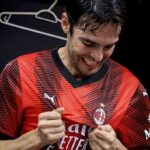 Kaká Instagram - Um reencontro de emoções! Foi um dia de muitas comemorações individuais e coletivas que tive o prazer de fazer parte. Voltei a jogar no Morumbi, diante do torcedor tricolor, vestindo duas camisas que tenho muitas recordações e gratidão, joguei ao lado de tantas lendas do futebol e com meus amigos e familiares ao meu lado. Foi emocionante! Obrigado @saopaulofc e @acmilan . Obrigado aos torcedores que prestigiaram e encantaram este dia! 📸: Rubens Chiri / São Paulo FC / Ac Milan // Una ritrovo di emozioni! Ieri è stato un giorno di celebrazioni individuali e collettive e sono felice di averne fatto parte. Sono tornato a giocare allo stadio Morumbi, davanti ai tifosi tricolor, indossando due maglie a cui mi legano moltissimi ricordi e tanta gratitudine, ho giocato insieme a tante leggende del calcio davanti alla mia famiglia e ai miei amici. È stata un’emozione incredibile. Obrigado @saopaulofc e grazie @acmilan . E grazie a tutti i tifosi che hanno reso magico questo giorno. 📸: Rubens Chiri / São Paulo FC / Ac Milan Estádio do Morumbi