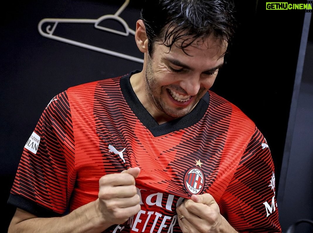 Kaká Instagram - Um reencontro de emoções! Foi um dia de muitas comemorações individuais e coletivas que tive o prazer de fazer parte. Voltei a jogar no Morumbi, diante do torcedor tricolor, vestindo duas camisas que tenho muitas recordações e gratidão, joguei ao lado de tantas lendas do futebol e com meus amigos e familiares ao meu lado. Foi emocionante! Obrigado @saopaulofc e @acmilan . Obrigado aos torcedores que prestigiaram e encantaram este dia! 📸: Rubens Chiri / São Paulo FC / Ac Milan // Una ritrovo di emozioni! Ieri è stato un giorno di celebrazioni individuali e collettive e sono felice di averne fatto parte. Sono tornato a giocare allo stadio Morumbi, davanti ai tifosi tricolor, indossando due maglie a cui mi legano moltissimi ricordi e tanta gratitudine, ho giocato insieme a tante leggende del calcio davanti alla mia famiglia e ai miei amici. È stata un’emozione incredibile. Obrigado @saopaulofc e grazie @acmilan . E grazie a tutti i tifosi che hanno reso magico questo giorno. 📸: Rubens Chiri / São Paulo FC / Ac Milan Estádio do Morumbi