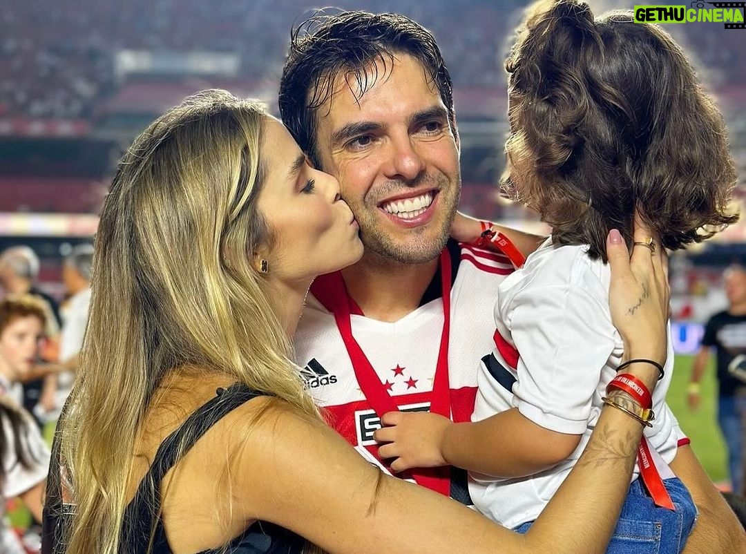 Kaká Instagram - Um reencontro de emoções! Foi um dia de muitas comemorações individuais e coletivas que tive o prazer de fazer parte. Voltei a jogar no Morumbi, diante do torcedor tricolor, vestindo duas camisas que tenho muitas recordações e gratidão, joguei ao lado de tantas lendas do futebol e com meus amigos e familiares ao meu lado. Foi emocionante! Obrigado @saopaulofc e @acmilan . Obrigado aos torcedores que prestigiaram e encantaram este dia! 📸: Rubens Chiri / São Paulo FC / Ac Milan // Una ritrovo di emozioni! Ieri è stato un giorno di celebrazioni individuali e collettive e sono felice di averne fatto parte. Sono tornato a giocare allo stadio Morumbi, davanti ai tifosi tricolor, indossando due maglie a cui mi legano moltissimi ricordi e tanta gratitudine, ho giocato insieme a tante leggende del calcio davanti alla mia famiglia e ai miei amici. È stata un’emozione incredibile. Obrigado @saopaulofc e grazie @acmilan . E grazie a tutti i tifosi che hanno reso magico questo giorno. 📸: Rubens Chiri / São Paulo FC / Ac Milan Estádio do Morumbi