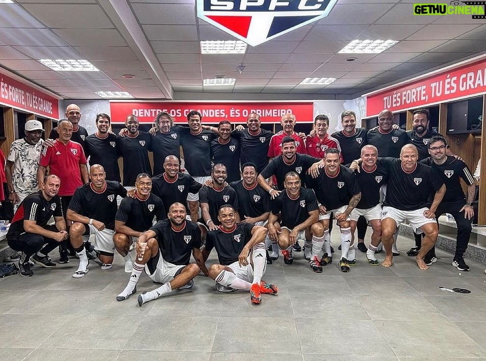 Kaká Instagram - Um reencontro de emoções! Foi um dia de muitas comemorações individuais e coletivas que tive o prazer de fazer parte. Voltei a jogar no Morumbi, diante do torcedor tricolor, vestindo duas camisas que tenho muitas recordações e gratidão, joguei ao lado de tantas lendas do futebol e com meus amigos e familiares ao meu lado. Foi emocionante! Obrigado @saopaulofc e @acmilan . Obrigado aos torcedores que prestigiaram e encantaram este dia! 📸: Rubens Chiri / São Paulo FC / Ac Milan // Una ritrovo di emozioni! Ieri è stato un giorno di celebrazioni individuali e collettive e sono felice di averne fatto parte. Sono tornato a giocare allo stadio Morumbi, davanti ai tifosi tricolor, indossando due maglie a cui mi legano moltissimi ricordi e tanta gratitudine, ho giocato insieme a tante leggende del calcio davanti alla mia famiglia e ai miei amici. È stata un’emozione incredibile. Obrigado @saopaulofc e grazie @acmilan . E grazie a tutti i tifosi che hanno reso magico questo giorno. 📸: Rubens Chiri / São Paulo FC / Ac Milan Estádio do Morumbi
