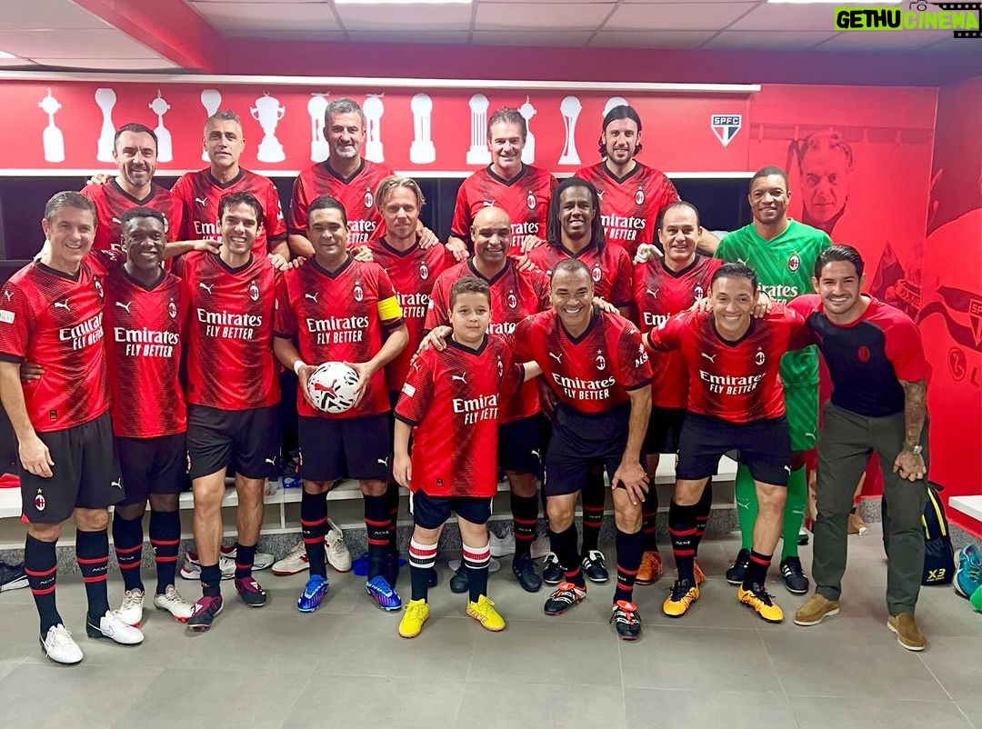 Kaká Instagram - Um reencontro de emoções! Foi um dia de muitas comemorações individuais e coletivas que tive o prazer de fazer parte. Voltei a jogar no Morumbi, diante do torcedor tricolor, vestindo duas camisas que tenho muitas recordações e gratidão, joguei ao lado de tantas lendas do futebol e com meus amigos e familiares ao meu lado. Foi emocionante! Obrigado @saopaulofc e @acmilan . Obrigado aos torcedores que prestigiaram e encantaram este dia! 📸: Rubens Chiri / São Paulo FC / Ac Milan // Una ritrovo di emozioni! Ieri è stato un giorno di celebrazioni individuali e collettive e sono felice di averne fatto parte. Sono tornato a giocare allo stadio Morumbi, davanti ai tifosi tricolor, indossando due maglie a cui mi legano moltissimi ricordi e tanta gratitudine, ho giocato insieme a tante leggende del calcio davanti alla mia famiglia e ai miei amici. È stata un’emozione incredibile. Obrigado @saopaulofc e grazie @acmilan . E grazie a tutti i tifosi che hanno reso magico questo giorno. 📸: Rubens Chiri / São Paulo FC / Ac Milan Estádio do Morumbi