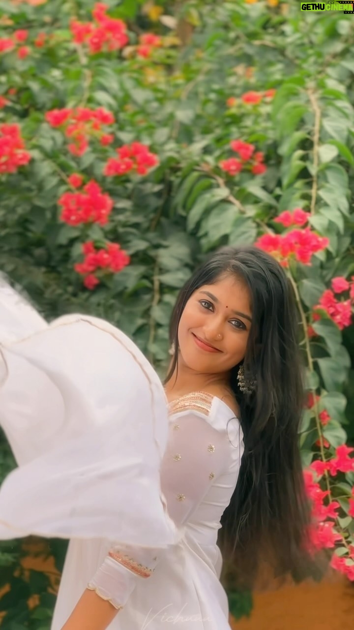 Kalyani Anil Instagram - Oru kinnaragaanam🤍 👗 @shimna_abdulla_ Edits @_.vichuuuu_ 📸 @sonu_.sajeev #trendingnow #trending #reelkarofeelkaro #reelitfeelit #trend #viral #instagram #traditional #transition #fyp Trivandrum, India