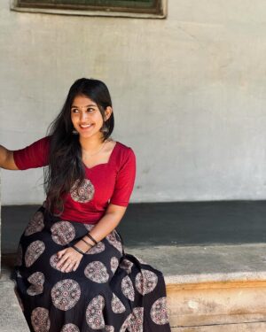 Kalyani Anil Instagram - She through his lens…..🌚😌

👗 @ar_handlooms_kuthampully