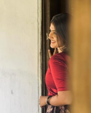Kalyani Anil Instagram - She through his lens…..🌚😌

👗 @ar_handlooms_kuthampully
