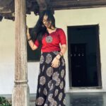 Kalyani Anil Instagram – She through his lens…..🌚😌

👗 @ar_handlooms_kuthampully Kuthiramalika Palace