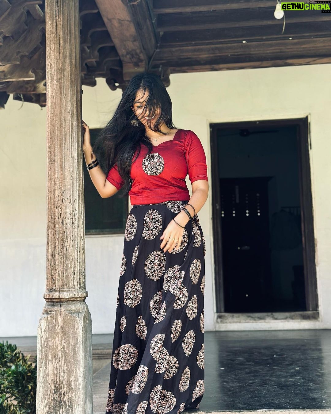 Kalyani Anil - 74.1K Likes - She through his lens…..🌚😌
👗 @ar_handlooms_kuthampully