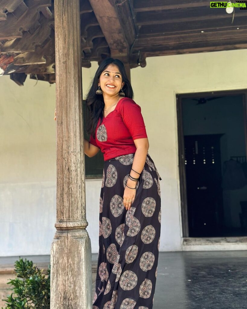 Kalyani Anil Instagram - She through his lens…..🌚😌 👗 @ar_handlooms_kuthampully Kuthiramalika Palace