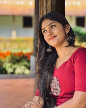 Kalyani Anil Instagram - She through his lens…..🌚😌

👗 @ar_handlooms_kuthampully