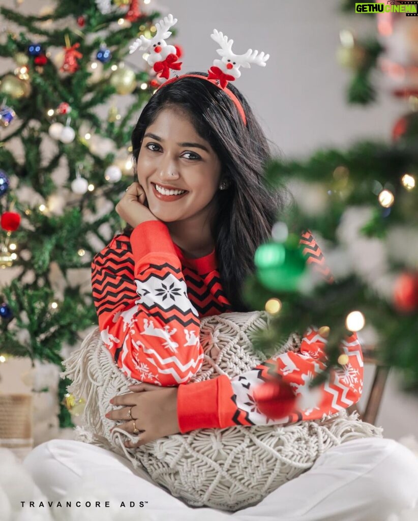 Kalyani Anil Instagram - Happy Christmas Fam ⛄️♥️ Miss you @ananduanil_ 🥲😘 📸 @jithuthampifm @travancoreads Location @ztudio69 Trivandrum, India