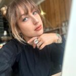 Kamila Rundusová Instagram - (EN👇) Často se mě ptají, jak se tu cítím. Někdy mám pocit, jak když mě někdo vyndal z filmu, kde neexistuje čas a kde život plyne organicky po svým. Cítím se jak charakter, který musí dokončit svoji misi přesně jak v nějaký videohře. Dny od rána do večera naplánovaný do posledního puntíku a to i s přesně vyhrazeným časem na gym nebo oběd. Na to jsem si docela odvykla. Miluju to tady a je super si k tomu zase čuchnout, ale taky už mi začíná chybět mazlení s pejskama, Robího vytahaný trička, který mu pořád kradu, jeho nahatý tanečky po ránu, kterýma mě rozesmívá, vymýšlení jídel v kuchyni s Dájou a vůbec celá moje kuchyň - to moje království, vařečka v ruce, můj tým a celá ta zelená džungle. Začínám být z toho počítače hodně unavená, ale taky vím, že už mám jen 1 týden do dokončení díla a 2 týdny do odletu na Kostariku. Jsem vděčná za všechno, každý den v sobě buduju sílu na finish a ze všeho se těším (i když občas už trošku chcípám, třeba jako dneska😅) Miluju vás!!! A děkuju za váš support!!! ENGLISH: I am often asked how I feel here in Europe. Sometimes I feel as if someone took me out of a movie, where there is no time and where life flows organically in its own. I feel like a character who has to complete his mission just like in a video game. Days from morning to evening planned to the last detail, even with exactly reserved time for the gym or lunch. I'm not used to that anymore. I love it here and it's great to be back again, but I'm also starting to miss cuddling with the dogs, Robi’s loose t-shirts that I keep stealing from him, his naked dances in the morning that make me laugh, making meals in the kitchen with Dája and just everything - my kitchen - my kingdom, my team and the whole green jungle. I'm getting very tired of the computer, but I also know that I only have 1 week until the project is finished and 2 weeks until I fly back to Costa Rica. I'm grateful for everything, every day I'm building strength to finish it and I'm looking forward to everything (even if sometimes I feel exhausted, like today😅) I love you!!! And thank you for your support!!! I Need Coffee