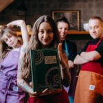 Kamila Rundusová Instagram - Rostlinný houbový guláš s jáhlovými knedlíky z Nejbarevnější CESTY v podání tvého oblíbeného sourozeneckého DUA Adama a Kamu. 👩🏻‍🍳👨🏼‍🍳 @souzen.cz zástěrky můžete koupit za ZVÝHODNĚNOU vánoční cenu na e-shopu www.SOUZEN.cz 🎁👘 Knihu ve videu i další zakoupíte na www.CHEFKAMU.cz 📗💚 Na gulášek 🍲 •500 g hlívy ústřičné / či jiných hub •4 středně velké batáty (nebo brambory) •4 středně velké bílé cibule •1 svazek petrželky •4 lžíce rajčatového protlaku •1 lžíce najemno nasekaného česneku •5 hrnků zeleninového vývaru či vody •půl lžice sušené mleté papriky •půl lžíce sladké mleté papriky •1 lžíce sušené majoránky •4 bobkové listy •5 kuliček nového kořeni •půl lžíce drceného kmínu •4 lžíce rostlinného oleje •sul a pept de chuti Na jáhlové knedlíky 🥟 •1 hrnek bílé rýže (doporučuji na risotto) •1 hrnek jáhel •4 hrnky vody •1 lžíce rýžového škrobu •1 lžička soli Děkujeme moc @teryna.cz za pomoc prostor 📸 @pietra_fotografka 🎥 @dorota_dostalova A za houby moc děkujeme @true_shiitake a @uz.rostou 🍄 #recipe #food #czech #twins Letná