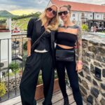 Kamila Rundusová Instagram - Takovýto, jak si myslíš, že někoho znáš, protože je známej. Vytvoříš si nějakej obrázek, určitej druh “judgmentu” a v tom žiješ. Jo, to je ta modelka, jak…. nebo to je ta kuchařka, jak tamto… Kolikrát jsem to slyšela někde v MHD nebo baru, jak se o mě lidi baví, jakoby mě znali, všechno o mě věděli, a já tam ani vůbec nebyla🤷‍♀️😅 Taky jsem to dělala😁 Máme k tomu tendence. Televize a socky nám vytvářej určitou představu, že všechny dobře známe na základě střípků našich životů, které sdílíme, no a pak taky všemožných řečí článků a pomluv. No a Simonu jsem já znala jako tu Simonu. No přece Simona… Krainovka, ne. Můj idol z “Byl jednou jeden polda”, po kterým jsem pojmenovávala všechny svoje barbíny. Jenže ona je úplně jiná Simona, než jsem si myslela, že je. Ona není jenom krásná, ona je ty vole úplně boží střela, se kterou je neskutečná prdel🤣❤️🫶🏻 A Karle, s tebou teda taky. Díky @simonakrainova a @karelvagner , že nám to konečně vyšlo a vy jste nás s bráchou vzali na labutě a střelnici. Díky @amazingplacescz za vytvoření správný cigi akce🥰 #loveyouall