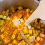 Kamila Rundusová Instagram - (EN👇) ZERO WASTE cooking🔪 Baví vás vařit ze zbytků surovin v lednici? Za pár dní už by to bylo na koš, ale ne ne ne. Je to vždycky výzva a mě to baví. A já vim, že starší zelenina nemá už tolik vitamínů jako zelenina čerstvá. Ale já ji beztak uvařím a živiny doplním jinde. Já prostě nic nevyhodim😜 V tomto videu ukazuju, jak přeměnit umírající zeleninu na vynikající krémové kari hotové za 25 minut. 1. Nakrájím všechnu zeleninu: pórek, jarní cibulku, mrkev, houby, lilek, cuketu, květák, červenou papriku. 2. Jarní cibulku a pórek jsem orestovala na kokosovém oleji, přidala jsem madras kari koření, rajský protlak, rajský protlak, propláchnutou červenou čočku, zázvor a vodu. Přivedla jsem k varu. 3. Pak jsem přidala všechnu zeleninu, namočené kešu rozmixované s vodou, kokosovou smetanu, chilli. Vše jsem vařila 20 minut. 4. Nakonec jsem přidala mátu, dochutila uzenou solí a trochou agávového sirupu. A je to boží. ZERO WASTE cooking. Do you enjoy cooking from leftover ingredients in your fridge? Those some would put in a garbage? I DO! It’s always a challenge and I enjoy it. When I got to Prague, I moved into apartment, where my brother lives now. I was told to use all the food in the fridge. So I did. In this video, I am showing how to transform dying veggies into a creamy curry. 1. I cut all the veggies: leeks, spring onion, carrots, aubergines, mushrooms, zuchinni, cauliflower, red peppers. 2. I sauteed the spring onions and leeks with some coconut oil, I added madras curry spice, tomato paste, tomato pureé, rinsed red lentils, ginger and water. I brought it to to boil. 3. Then I added all the veggies, soaked cashews blended with water, coconut cream, chillies. I boiled it all for 15 minutes. 4. Add the end I seasoned it with smoky salt and little bit agave syrup. That’s it. So good. #zerowaste #zerowasteliving #zerowastelifestyle #zerowastekitchen #zerowastecooking #coconutcurry #veggiecurry #recipeoftheday #cookingvideo #cookingvideos