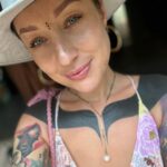 Kamila Rundusová Instagram - (English👇) Obdivuju všechny, kteří si jdou za svými sny a rozhodnou se ukončit práci, která je nebaví a rozjet něco svýho. To chce opravdový koule a odvahu. O to víc, když zvedneme kotvy a začneme od nuly podnikat v cizině. Mohla bych o tom vyprávět svý. Zvenku to může všechno vypadat jako pohádka, ale stojí to pěkný úsilí. Proto mojí podporu mají všichni ti, kteří se rozhodli zariskovat a jít po hlavě do svých projektů, kterým nepřestali věřit. Jednou z takových je moje kamarádka Silva, která se přestěhovala na Kostariku, aby si otevřela krámeček se šperky, které vyrábí. Podarovala mě krásným náhrdelníkem, který, jakoby si s mojí novou kérkou, na prdel sedly. Stal se mým nejoblíbenějším a prakticky ho nesundám. Když je cokoliv vyrobené (i uvařené) s láskou, navíc v souladu s udržitelností, má to pro mě největší cenu. Tímto bych ti, milá @moodsbysilvie , chtěla moc poděkovat a vám všem dát vědět, že Silva je teď v Čechách a má šperky s sebou. Když jí napíšete, že jste ode mě, vymyslí s váma nějakou přátelskou cenu, protože je prostě skvělá🤍 ENGLISH: I admire everyone who follows their dreams and decides to quit a job they don't enjoy and start something of their own. It takes real courage. Even more when we start doing business abroad from scratch. From the outside it may look like a fairy tale, but it costs us a lot of effort. That's why I trully support all those who decided to take risks and go fully into their projects that they never stopped believing in. One of them is my friend Silva, who moved to Costa Rica from Czech Republic to open a jewelry store that she makes. She gifted me with a beautiful necklace. It has become my favorite and I practically don't take it off. When anything is made (and also cooked) with love, in addition to sustainability, it has the greatest value for me. So dear @moodsbysilvie, I would like to thank you very much and let you all know that Silva is now in the Czech Republic and has jewelry with her. If you text her that you are from me, she will come up with some friendly price for you, because she is simply great🤍