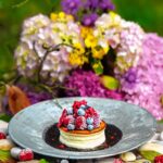 Kamila Rundusová Instagram - TORTA DE QUESO (English soon) Přesně tak se řekne “cheesecake”, neboli sýrový dort (to zní divně, co?😅) španělsky a přesně takhle se s ním setkáte v nové kuchařce. Fotili jsme ho ve Španělsku a od té doby jsem recept mnohokrát změnila. A nejspíš ještě změním😀 Toto je ale doposud nejlepší verze. Recept je na 12 mini dortíků v muffin formách, 8-10 zavařovacích skleniček (s sebou do práce / do školy) nebo na 1 středně velký dort. Dort z mého videa je ze dvou dávek. 3 hrnky nepražených kešu ořechů 1 hrnek hustého (kokosového) jogurtu 2 lžičky lahůdkového droždí 3/4 hrnku javorového nebo agávového sirupu * 8 lžic citrónové šťávy 1/2 hrnku kokosového oleje (nerafinovaného) 1 lžička vanilkového extraktu 3/4 lžičky soli * Sladkost lze upravit dle vlastní chuti. Sirupu lze ubrat či jeho část odebrat a nahradit například stévií. Pokud byste chtěli připravit dezert zcela bez cukru, odeberte sirup úplně a oslaďte alternativním sladidlem. 1) Ořechy namočíme buď na pár hodin (či přes noc) do studené vody nebo je zalejeme vroucí vodou na 30 minut. 3) Všechny suroviny dáme do robota a rozmixujeme do hladké krémové směsi. 4) Dle chuti můžeme navíc přidat semínka z vanilkového lusku, skořici, kokos, borůvky nebo třeba kakao. 5) Směs můžeme vložit do skleniček, uzavřít a uchovat v lednici po dobu až jednoho týdne a sáhnout po skleničce, kdykoliv dostaneme chuť. 6) Nebo vezmeme formu na muffiny a vysteleme ji pečicím papírem nebo fólií. Směs vylejeme do formiček a necháme vychladit přes noc. Když je směs tuhá, vyklopíme dortíčky z papíru a můžeme zdobit (viz fotka). Recept na mandlovou krustu najdete v nové kuchařce🤓❤️ A taky v komentářích😀 Miluju vás! Foodstyling by me, photo by @robiczech #vegancheesecake #cheesecake #plantbased #plantbasedfood #plantbasedrecipes #veganchef #veganchefs #healthychef #foodphotography #newcookbook #healthyrecipes #healthypastry #foodstagram #healthyeating #healthylifestyle Cantabria, Spain
