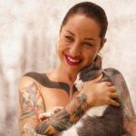 Kamila Rundusová Instagram - Tak se začínáme balit. Za 2 a půl dne letíme a mě čeká tolik dobrodružství. To se nedá ani strávit. Nevim, co dřív, jestli dřív balit nebo vyklízet lednice v restauraci, psát nákupní seznamy na workshopy, jestli dávat instrukce mojí mamince, která se tu o náš svět se zvířátkama bude 3 měsíce starat, nebo jestli všechny pořád dokola mazlit a ňuňat. Vstřebávám všechno, co se poslední dobou událo a připravuju se na vše, co mě čeká. Samozřejmě tady a teď. No, možná mi to teď tolik nejde. Spíš jsem tamhle a tam. Jsem všude. Tak moc se těším a zároveň už teď stýskám🤍 Pro připomenutí. V neděli 10.9. se na vás budu těšit v @zrno_zrnko , kde s Adélkou a Helenkou pořádáme benefiční akci, kde budu prodávat a podepisovat svoje knížky. Budu tam už od 16h a vy si tam budete moci pořídit nádherné obrazy od Adélky a zacvičit jógu s @helenberankova 🧘‍♀️ A ano, Adélka @adelabellini je autorkou všech mých nových krásných fotek a pokud i vy byste o focení s ní stáli, neváhejte ji kontaktovat. V ČR bude jen v září, pak se vrací na ostrov. Kdo nestihne akci v Zrnku, další podepisovačka a hezká akce, bude 21.9. v @roam.cz vedle Vnitroblocku od 18h. Jiná města tentokrát nezvládnu, neb mám hodně nabitý program a v ČR jen 3 týdny plné workshopů, natáčení atd. Ale já za vámi letím přes celý svět, tak věřím, že si za mnou vyrazíte… setkat se, strávit hezké odpoledne a večer a získat podepsanou knihu Nejbarevnější CESTA, na kterou se moc těším, až ji poprvé budu držet v ruce. Samozřejmě si můžete přinést svoje starší knihy na podepsání a taky si na akcích budete moci pořídit mé ostatní knihy. Miluju, miluju, miluju! Tak ahoooj! 🦋
