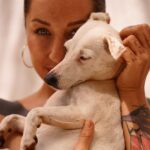 Kamila Rundusová Instagram - Tak se začínáme balit. Za 2 a půl dne letíme a mě čeká tolik dobrodružství. To se nedá ani strávit. Nevim, co dřív, jestli dřív balit nebo vyklízet lednice v restauraci, psát nákupní seznamy na workshopy, jestli dávat instrukce mojí mamince, která se tu o náš svět se zvířátkama bude 3 měsíce starat, nebo jestli všechny pořád dokola mazlit a ňuňat. Vstřebávám všechno, co se poslední dobou událo a připravuju se na vše, co mě čeká. Samozřejmě tady a teď. No, možná mi to teď tolik nejde. Spíš jsem tamhle a tam. Jsem všude. Tak moc se těším a zároveň už teď stýskám🤍 Pro připomenutí. V neděli 10.9. se na vás budu těšit v @zrno_zrnko , kde s Adélkou a Helenkou pořádáme benefiční akci, kde budu prodávat a podepisovat svoje knížky. Budu tam už od 16h a vy si tam budete moci pořídit nádherné obrazy od Adélky a zacvičit jógu s @helenberankova 🧘‍♀️ A ano, Adélka @adelabellini je autorkou všech mých nových krásných fotek a pokud i vy byste o focení s ní stáli, neváhejte ji kontaktovat. V ČR bude jen v září, pak se vrací na ostrov. Kdo nestihne akci v Zrnku, další podepisovačka a hezká akce, bude 21.9. v @roam.cz vedle Vnitroblocku od 18h. Jiná města tentokrát nezvládnu, neb mám hodně nabitý program a v ČR jen 3 týdny plné workshopů, natáčení atd. Ale já za vámi letím přes celý svět, tak věřím, že si za mnou vyrazíte… setkat se, strávit hezké odpoledne a večer a získat podepsanou knihu Nejbarevnější CESTA, na kterou se moc těším, až ji poprvé budu držet v ruce. Samozřejmě si můžete přinést svoje starší knihy na podepsání a taky si na akcích budete moci pořídit mé ostatní knihy. Miluju, miluju, miluju! Tak ahoooj! 🦋