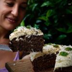 Kamila Rundusová Instagram - Můj plán na dnešek byl nahrát vám, jak na rychlokoláč, kde je základ jen ze 2 ingrediencí (viz stories). Jenže mi zlobí nahrávání reels, takže na to prdim a nahraju vám tento banánový dortík, na který se zítra chystám. Recept je na korpus a recept na “raffaelo” krém najdete v nové kuchařce, která už je hotová🥹 Dneska mi volali z tiskárny! Wohooo! RECEPT 3 velmi zralé banány 2 a 1/2 hrnku mandlové mouky 4 lžíce škrobu z tapioky * 1/3 hrnku kokosového cukru ** 2 lžíce jablečného octa 1 lžička jedlé sody 1/2 lžičky kypřicího prášku do pečiva 1 lžička vanilkového extraktu 2 lžičky mleté skořice 1/2 lžičky soli * Lze zaměnit za kukuřičný či bramborový škrob, přesto doporučuji do spíže pořídit škrob tapiokový. Krásně pojí a v bezlepkovém pečení nahrazuje vlastnosti lepku. ** Kokosový cukr lze zaměnit za třtinový cukr či javorový sirup. Přidané sladidlo lze také zcela vynechat. Na mě osobně je banánový chlebík či korpus oslazený pouze banány sladký dost. Robí je raději, když těsto přisladím. 1) Nejdříve předehřejeme troubu na 180 °C. Vymažeme formu rostlinným olejem a vysypeme ji moukou či vysteleme pečicím papírem po všech stranách. 2) Ve velké míse rozmačkáme banány vidličkou či je rozmixujeme v kuchyňském robotu. Do mísy přidáme mandlovou mouku, škrob, sladidlo, jedlou sodu, kypřícího prášku do pečiva, sůl, vanilku a skořici a důkladně promícháme. Ocet vmícháme jako poslední (aby mohl reagovat s jedlou sodou) a poté těsto vlijeme do formy. 3) Pečeme odkryté zhruba 50 minut. Poté necháme přibližně 1 hodinu vychladnout na mřížce. Teprve pak vyjmeme korpus (či chlebík) z formy a přendáme na chladicí mřížku, kde ho necháme další půlhodinu. 4) Výsledný korpus můžeme potřít vybraným krémem (doporučuji kokosový krém "rafaelo" z nové knihy) nebo mandlovým či kešu máslem. Další tipy a variace, jak korpus vyladit a dochutit + různé krémy (rostlinné a bez lepku) už brzy v Nejbarevnější CESTĚ aneb v Lexikonu rostlinného vaření. Už tento týden na WWW.CHEFKAMU.CZ 🤍🤍🤍