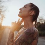 Kamila Rundusová Instagram - Začalo to divočinou a tou to taky zůstane, jen já jsem už jinou ženou, která se dnes miluje. Žíju v napojení na sebe, na tebe i přírodu, dar života respektuju a užívám si svobodu. Tu svobodu, kterou máme, když vědomě žít začneme. Když zjistíme, že my jsme pány a že všechno změnit můžeme. Už nechci ubližovat ani sobě, ani svému okolí, natož tobě, lásko moje, ať nikoho nic nebolí… Já chci dělat sobě a druhým dobře, chci prostředí své kultivovat. Hádky, lži a černé bouře, nebudu již potřebovat. Odkládám je do hlubin temných, semínka lásky zasévám, nořím se do pocitů jemných, a vděčností je zalévám. Furt mám svoje neřesti, a ty si ráda ponechám, chci žít přece v balancu… tak proč pořád někam pospíchám? Proč se pořád bičuji, kontroluji, či dokonce naříkám? Napadá mě, že život už je takový. Že i když ušli jsme kus velké cesty, nikdy nebudeme hotoví. Dokonalosti dosáhnout se stejně nedá, a to snad ani nechceme. Na to je krátká i ta věda… myslím, že všichni se hledáme… Však máme pro to vysvětlení, tolik let prožili jsme v odpojení, vnějším světem zaslepení a materialismem polapení, že žít v souladu a harmonii, jednoduché pro nás není. Chce to čas, důvěru a trpělivost, také hodně lásky a velmi bujnou představivost. Když vizí svých se držíme a dáme stranou pochyby, vše pozitivněji hned vidíme a múza životní nás políbí. Když nad hlavou máme střechu, není třeba temnoty, važme si víc svého dechu a měňme své hodnoty. Radujme se z maličkostí, o ničem jiném to beztak není, proto nehrabme se v minulosti a raději dejme přednost snění. Sajme doušky přítomnosti, míň přitakávejme společnosti a otevřeme mysl skutečnosti… že na světě je tuze krásně, když můžeme skládat básně a svoje sny si plniti… Pro @robiczech a vás všechny🤍 Fotky od @misha.photo
