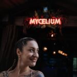Kamila Rundusová Instagram - Začalo to divočinou a tou to taky zůstane, jen já jsem už jinou ženou, která se dnes miluje. Žíju v napojení na sebe, na tebe i přírodu, dar života respektuju a užívám si svobodu. Tu svobodu, kterou máme, když vědomě žít začneme. Když zjistíme, že my jsme pány a že všechno změnit můžeme. Už nechci ubližovat ani sobě, ani svému okolí, natož tobě, lásko moje, ať nikoho nic nebolí… Já chci dělat sobě a druhým dobře, chci prostředí své kultivovat. Hádky, lži a černé bouře, nebudu již potřebovat. Odkládám je do hlubin temných, semínka lásky zasévám, nořím se do pocitů jemných, a vděčností je zalévám. Furt mám svoje neřesti, a ty si ráda ponechám, chci žít přece v balancu… tak proč pořád někam pospíchám? Proč se pořád bičuji, kontroluji, či dokonce naříkám? Napadá mě, že život už je takový. Že i když ušli jsme kus velké cesty, nikdy nebudeme hotoví. Dokonalosti dosáhnout se stejně nedá, a to snad ani nechceme. Na to je krátká i ta věda… myslím, že všichni se hledáme… Však máme pro to vysvětlení, tolik let prožili jsme v odpojení, vnějším světem zaslepení a materialismem polapení, že žít v souladu a harmonii, jednoduché pro nás není. Chce to čas, důvěru a trpělivost, také hodně lásky a velmi bujnou představivost. Když vizí svých se držíme a dáme stranou pochyby, vše pozitivněji hned vidíme a múza životní nás políbí. Když nad hlavou máme střechu, není třeba temnoty, važme si víc svého dechu a měňme své hodnoty. Radujme se z maličkostí, o ničem jiném to beztak není, proto nehrabme se v minulosti a raději dejme přednost snění. Sajme doušky přítomnosti, míň přitakávejme společnosti a otevřeme mysl skutečnosti… že na světě je tuze krásně, když můžeme skládat básně a svoje sny si plniti… Pro @robiczech a vás všechny🤍 Fotky od @misha.photo