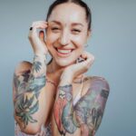 Kamila Rundusová Instagram - Začalo to divočinou a tou to taky zůstane, jen já jsem už jinou ženou, která se dnes miluje. Žíju v napojení na sebe, na tebe i přírodu, dar života respektuju a užívám si svobodu. Tu svobodu, kterou máme, když vědomě žít začneme. Když zjistíme, že my jsme pány a že všechno změnit můžeme. Už nechci ubližovat ani sobě, ani svému okolí, natož tobě, lásko moje, ať nikoho nic nebolí… Já chci dělat sobě a druhým dobře, chci prostředí své kultivovat. Hádky, lži a černé bouře, nebudu již potřebovat. Odkládám je do hlubin temných, semínka lásky zasévám, nořím se do pocitů jemných, a vděčností je zalévám. Furt mám svoje neřesti, a ty si ráda ponechám, chci žít přece v balancu… tak proč pořád někam pospíchám? Proč se pořád bičuji, kontroluji, či dokonce naříkám? Napadá mě, že život už je takový. Že i když ušli jsme kus velké cesty, nikdy nebudeme hotoví. Dokonalosti dosáhnout se stejně nedá, a to snad ani nechceme. Na to je krátká i ta věda… myslím, že všichni se hledáme… Však máme pro to vysvětlení, tolik let prožili jsme v odpojení, vnějším světem zaslepení a materialismem polapení, že žít v souladu a harmonii, jednoduché pro nás není. Chce to čas, důvěru a trpělivost, také hodně lásky a velmi bujnou představivost. Když vizí svých se držíme a dáme stranou pochyby, vše pozitivněji hned vidíme a múza životní nás políbí. Když nad hlavou máme střechu, není třeba temnoty, važme si víc svého dechu a měňme své hodnoty. Radujme se z maličkostí, o ničem jiném to beztak není, proto nehrabme se v minulosti a raději dejme přednost snění. Sajme doušky přítomnosti, míň přitakávejme společnosti a otevřeme mysl skutečnosti… že na světě je tuze krásně, když můžeme skládat básně a svoje sny si plniti… Pro @robiczech a vás všechny🤍 Fotky od @misha.photo