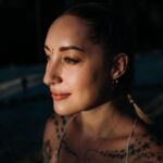Kamila Rundusová Instagram - Začalo to divočinou a tou to taky zůstane, jen já jsem už jinou ženou, která se dnes miluje. Žíju v napojení na sebe, na tebe i přírodu, dar života respektuju a užívám si svobodu. Tu svobodu, kterou máme, když vědomě žít začneme. Když zjistíme, že my jsme pány a že všechno změnit můžeme. Už nechci ubližovat ani sobě, ani svému okolí, natož tobě, lásko moje, ať nikoho nic nebolí… Já chci dělat sobě a druhým dobře, chci prostředí své kultivovat. Hádky, lži a černé bouře, nebudu již potřebovat. Odkládám je do hlubin temných, semínka lásky zasévám, nořím se do pocitů jemných, a vděčností je zalévám. Furt mám svoje neřesti, a ty si ráda ponechám, chci žít přece v balancu… tak proč pořád někam pospíchám? Proč se pořád bičuji, kontroluji, či dokonce naříkám? Napadá mě, že život už je takový. Že i když ušli jsme kus velké cesty, nikdy nebudeme hotoví. Dokonalosti dosáhnout se stejně nedá, a to snad ani nechceme. Na to je krátká i ta věda… myslím, že všichni se hledáme… Však máme pro to vysvětlení, tolik let prožili jsme v odpojení, vnějším světem zaslepení a materialismem polapení, že žít v souladu a harmonii, jednoduché pro nás není. Chce to čas, důvěru a trpělivost, také hodně lásky a velmi bujnou představivost. Když vizí svých se držíme a dáme stranou pochyby, vše pozitivněji hned vidíme a múza životní nás políbí. Když nad hlavou máme střechu, není třeba temnoty, važme si víc svého dechu a měňme své hodnoty. Radujme se z maličkostí, o ničem jiném to beztak není, proto nehrabme se v minulosti a raději dejme přednost snění. Sajme doušky přítomnosti, míň přitakávejme společnosti a otevřeme mysl skutečnosti… že na světě je tuze krásně, když můžeme skládat básně a svoje sny si plniti… Pro @robiczech a vás všechny🤍 Fotky od @misha.photo