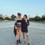 Kamila Rundusová Instagram - (EN👇) Je to přes týden, co jsem se vrátila z Evropy do džungle do víru naší restaurace @___mycelium___ a teprve dneska, když jsem sama doma, to všechno vstřebávám! Byla jsem tam, dokončila knihu, najednou jsem z ničeho nic zase tady, nahecovaná z hotovýho projektu, zkouším nová jídla, organizuju novej bejvák, klasicky jedu🚀 Robi odjel na pár dní na výlet, dostal lednici plnou svačinek, dnes máme zavřeno a já se konečně zastavila. Probírám se fotkama a videama z mýho výletu do Evropy a přijde mi to jako sen. Jak rychle se to událo, že už je ta bichle (konečně!) hotová, ale hlavně, jak boží lidi kolem sebe mám. Dny strávený po kavárnách s kompem jsem prokládala pohybem a bytím s nejlepšíma lidma, bez jediný párty, s čistou hlavou a díky tomu jsem to tak krásně zvládla. Jsem vděčná za všechno. Hlavně jak úžasnou mám rodinu, která mě podporovala během dopisování až do tiskárny. Děkuju vám za to, za to že jste🥹❤️ A brzo zase naviděnou! Love you so much!!!! @romanarundy @arundus_ @helenberankova @dorota_dostalova @miladkakub @adelabellini @mondourek @tasteofkate @zuzza_ @by_philipfranko @michaelafranko_ @anna_stembik @ka_roll_ina and more… ENGLISH: It's been over a week since I returned from Europe to the jungle, to our restaurant @mycelium and only today, when I'm alone at home, I'm absorbing it all! I was there, I finished the book, suddenly I'm back here again, excited about the finished project, I'm trying new dishes, organizing my new house, I'm unstopabble🚀 Robi went on a trip for a few days, I made him a fridge full of snacks, the restaurant is closed today and I’ve finally slowed down. I'm going through the photos and videos from my trip to Europe and it feels like a dream. First of all, how quickly it happened that the book is (finally!) done, but most importantly, how amazing people I have around me. All those days which I spent in cafés with my laptop, I exercised, I surfed, I did not party, O had a sober mind and that’s why I managed it all so great. But mainly I am grateful for my wonderful family who supported me through everything. Thank you for being the greatest support🥹❤️ See you all again soon! I love you all!