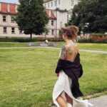 Kamila Rundusová Instagram - (EN👇) Je to přes týden, co jsem se vrátila z Evropy do džungle do víru naší restaurace @___mycelium___ a teprve dneska, když jsem sama doma, to všechno vstřebávám! Byla jsem tam, dokončila knihu, najednou jsem z ničeho nic zase tady, nahecovaná z hotovýho projektu, zkouším nová jídla, organizuju novej bejvák, klasicky jedu🚀 Robi odjel na pár dní na výlet, dostal lednici plnou svačinek, dnes máme zavřeno a já se konečně zastavila. Probírám se fotkama a videama z mýho výletu do Evropy a přijde mi to jako sen. Jak rychle se to událo, že už je ta bichle (konečně!) hotová, ale hlavně, jak boží lidi kolem sebe mám. Dny strávený po kavárnách s kompem jsem prokládala pohybem a bytím s nejlepšíma lidma, bez jediný párty, s čistou hlavou a díky tomu jsem to tak krásně zvládla. Jsem vděčná za všechno. Hlavně jak úžasnou mám rodinu, která mě podporovala během dopisování až do tiskárny. Děkuju vám za to, za to že jste🥹❤️ A brzo zase naviděnou! Love you so much!!!! @romanarundy @arundus_ @helenberankova @dorota_dostalova @miladkakub @adelabellini @mondourek @tasteofkate @zuzza_ @by_philipfranko @michaelafranko_ @anna_stembik @ka_roll_ina and more… ENGLISH: It's been over a week since I returned from Europe to the jungle, to our restaurant @mycelium and only today, when I'm alone at home, I'm absorbing it all! I was there, I finished the book, suddenly I'm back here again, excited about the finished project, I'm trying new dishes, organizing my new house, I'm unstopabble🚀 Robi went on a trip for a few days, I made him a fridge full of snacks, the restaurant is closed today and I’ve finally slowed down. I'm going through the photos and videos from my trip to Europe and it feels like a dream. First of all, how quickly it happened that the book is (finally!) done, but most importantly, how amazing people I have around me. All those days which I spent in cafés with my laptop, I exercised, I surfed, I did not party, O had a sober mind and that’s why I managed it all so great. But mainly I am grateful for my wonderful family who supported me through everything. Thank you for being the greatest support🥹❤️ See you all again soon! I love you all!