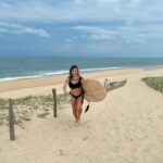 Kamila Rundusová Instagram - (EN👇) Je to přes týden, co jsem se vrátila z Evropy do džungle do víru naší restaurace @___mycelium___ a teprve dneska, když jsem sama doma, to všechno vstřebávám! Byla jsem tam, dokončila knihu, najednou jsem z ničeho nic zase tady, nahecovaná z hotovýho projektu, zkouším nová jídla, organizuju novej bejvák, klasicky jedu🚀 Robi odjel na pár dní na výlet, dostal lednici plnou svačinek, dnes máme zavřeno a já se konečně zastavila. Probírám se fotkama a videama z mýho výletu do Evropy a přijde mi to jako sen. Jak rychle se to událo, že už je ta bichle (konečně!) hotová, ale hlavně, jak boží lidi kolem sebe mám. Dny strávený po kavárnách s kompem jsem prokládala pohybem a bytím s nejlepšíma lidma, bez jediný párty, s čistou hlavou a díky tomu jsem to tak krásně zvládla. Jsem vděčná za všechno. Hlavně jak úžasnou mám rodinu, která mě podporovala během dopisování až do tiskárny. Děkuju vám za to, za to že jste🥹❤️ A brzo zase naviděnou! Love you so much!!!! @romanarundy @arundus_ @helenberankova @dorota_dostalova @miladkakub @adelabellini @mondourek @tasteofkate @zuzza_ @by_philipfranko @michaelafranko_ @anna_stembik @ka_roll_ina and more… ENGLISH: It's been over a week since I returned from Europe to the jungle, to our restaurant @mycelium and only today, when I'm alone at home, I'm absorbing it all! I was there, I finished the book, suddenly I'm back here again, excited about the finished project, I'm trying new dishes, organizing my new house, I'm unstopabble🚀 Robi went on a trip for a few days, I made him a fridge full of snacks, the restaurant is closed today and I’ve finally slowed down. I'm going through the photos and videos from my trip to Europe and it feels like a dream. First of all, how quickly it happened that the book is (finally!) done, but most importantly, how amazing people I have around me. All those days which I spent in cafés with my laptop, I exercised, I surfed, I did not party, O had a sober mind and that’s why I managed it all so great. But mainly I am grateful for my wonderful family who supported me through everything. Thank you for being the greatest support🥹❤️ See you all again soon! I love you all!