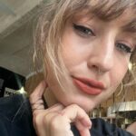Kamila Rundusová Instagram - (EN👇) Často se mě ptají, jak se tu cítím. Někdy mám pocit, jak když mě někdo vyndal z filmu, kde neexistuje čas a kde život plyne organicky po svým. Cítím se jak charakter, který musí dokončit svoji misi přesně jak v nějaký videohře. Dny od rána do večera naplánovaný do posledního puntíku a to i s přesně vyhrazeným časem na gym nebo oběd. Na to jsem si docela odvykla. Miluju to tady a je super si k tomu zase čuchnout, ale taky už mi začíná chybět mazlení s pejskama, Robího vytahaný trička, který mu pořád kradu, jeho nahatý tanečky po ránu, kterýma mě rozesmívá, vymýšlení jídel v kuchyni s Dájou a vůbec celá moje kuchyň - to moje království, vařečka v ruce, můj tým a celá ta zelená džungle. Začínám být z toho počítače hodně unavená, ale taky vím, že už mám jen 1 týden do dokončení díla a 2 týdny do odletu na Kostariku. Jsem vděčná za všechno, každý den v sobě buduju sílu na finish a ze všeho se těším (i když občas už trošku chcípám, třeba jako dneska😅) Miluju vás!!! A děkuju za váš support!!! ENGLISH: I am often asked how I feel here in Europe. Sometimes I feel as if someone took me out of a movie, where there is no time and where life flows organically in its own. I feel like a character who has to complete his mission just like in a video game. Days from morning to evening planned to the last detail, even with exactly reserved time for the gym or lunch. I'm not used to that anymore. I love it here and it's great to be back again, but I'm also starting to miss cuddling with the dogs, Robi’s loose t-shirts that I keep stealing from him, his naked dances in the morning that make me laugh, making meals in the kitchen with Dája and just everything - my kitchen - my kingdom, my team and the whole green jungle. I'm getting very tired of the computer, but I also know that I only have 1 week until the project is finished and 2 weeks until I fly back to Costa Rica. I'm grateful for everything, every day I'm building strength to finish it and I'm looking forward to everything (even if sometimes I feel exhausted, like today😅) I love you!!! And thank you for your support!!! I Need Coffee