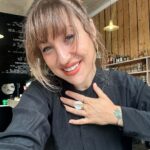 Kamila Rundusová Instagram - (EN👇) Často se mě ptají, jak se tu cítím. Někdy mám pocit, jak když mě někdo vyndal z filmu, kde neexistuje čas a kde život plyne organicky po svým. Cítím se jak charakter, který musí dokončit svoji misi přesně jak v nějaký videohře. Dny od rána do večera naplánovaný do posledního puntíku a to i s přesně vyhrazeným časem na gym nebo oběd. Na to jsem si docela odvykla. Miluju to tady a je super si k tomu zase čuchnout, ale taky už mi začíná chybět mazlení s pejskama, Robího vytahaný trička, který mu pořád kradu, jeho nahatý tanečky po ránu, kterýma mě rozesmívá, vymýšlení jídel v kuchyni s Dájou a vůbec celá moje kuchyň - to moje království, vařečka v ruce, můj tým a celá ta zelená džungle. Začínám být z toho počítače hodně unavená, ale taky vím, že už mám jen 1 týden do dokončení díla a 2 týdny do odletu na Kostariku. Jsem vděčná za všechno, každý den v sobě buduju sílu na finish a ze všeho se těším (i když občas už trošku chcípám, třeba jako dneska😅) Miluju vás!!! A děkuju za váš support!!! ENGLISH: I am often asked how I feel here in Europe. Sometimes I feel as if someone took me out of a movie, where there is no time and where life flows organically in its own. I feel like a character who has to complete his mission just like in a video game. Days from morning to evening planned to the last detail, even with exactly reserved time for the gym or lunch. I'm not used to that anymore. I love it here and it's great to be back again, but I'm also starting to miss cuddling with the dogs, Robi’s loose t-shirts that I keep stealing from him, his naked dances in the morning that make me laugh, making meals in the kitchen with Dája and just everything - my kitchen - my kingdom, my team and the whole green jungle. I'm getting very tired of the computer, but I also know that I only have 1 week until the project is finished and 2 weeks until I fly back to Costa Rica. I'm grateful for everything, every day I'm building strength to finish it and I'm looking forward to everything (even if sometimes I feel exhausted, like today😅) I love you!!! And thank you for your support!!! I Need Coffee