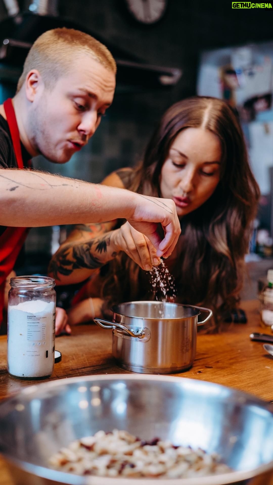 Kamila Rundusová Instagram - Máme tady další recept z Nejbarevnější CESTY, aneb jak na cukrovíčko bez lepku a cukru, které může být skvělou svačinkou během celého roku. Pomerančové marokánky jsou náš hit, stejně jako nová rostlinná kuchařka @chefkamu 📗 a nový supr trupr @souzen.cz zástěry 👘 Kuchařku koupíte za zvýhodněnou vánoční cenu (která platí do neděle 10.12.) na e-shopu Kamilky: WWW.CHEFKAMU.CZ A SouZen zástěry na e-shopu Adámka a Dorotky: WWW.SOUZEN.CZ POMERANČOVÉ MAROKÁNKY 2 hrnky mandlového (nebo jiného) mléka 2 hrnky směsi oříšků (arašídy, vlašské ořechy aj.) 1 hrnek strouhaného kokosu 2 hrnky směsi sušeného a (nebo) kandovaného ovoce 6-10 lžic sladidla (čekankový, javorový sirup, kokosový cukr aj. - slaďte dle chuti) 6 lžic špaldové, ovesné nebo směsné bezlepkové mouky 4 lžíce kokosového oleje nebo (ghí) másla 2 lžíce najemno nastrouhané citrónové kůry 2 lžíce najemno nastrouhané pomerančové kůry 4 lžíce šťávy z jednoho pomeranče 1/2 lžičky soli TIP: Pokud je vaše směs příliš vlhká (hodně záleží na kokosu, zda je suchý), přidejte pár lžic ovesných vloček nebo lněné semínko a na cca 15 minut směs odložte do lednice. Postup ve videu😊 LOVE YOU ALL! A díky moc za support❤️ Vaše Kamilka, Adámek a Dorotka @chefkamu , @arundus_ a @dorota_dostalova Za prostory a asistenci děkujeme @teryna.cz a foto dokumentaci @pietra_fotografka #videorecepty #vanocnirecepty #christmas #vanoce #videorecept #rostlinne #vegan #veganskerecepty #veganrecipes #bezlepku #glutenfree #christmasrecipes #cukrovi #souzen #chefkamu #vanocnicukrovi #marokanky #cokolada #dezerty #zdravedezerty #zdravepeceni #bezcukru #cukrfree #cukrfreerecept #bezlepkoverecepty