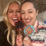 Kamila Rundusová Instagram - Takovýto, jak si myslíš, že někoho znáš, protože je známej. Vytvoříš si nějakej obrázek, určitej druh “judgmentu” a v tom žiješ. Jo, to je ta modelka, jak…. nebo to je ta kuchařka, jak tamto… Kolikrát jsem to slyšela někde v MHD nebo baru, jak se o mě lidi baví, jakoby mě znali, všechno o mě věděli, a já tam ani vůbec nebyla🤷‍♀️😅 Taky jsem to dělala😁 Máme k tomu tendence. Televize a socky nám vytvářej určitou představu, že všechny dobře známe na základě střípků našich životů, které sdílíme, no a pak taky všemožných řečí článků a pomluv. No a Simonu jsem já znala jako tu Simonu. No přece Simona… Krainovka, ne. Můj idol z “Byl jednou jeden polda”, po kterým jsem pojmenovávala všechny svoje barbíny. Jenže ona je úplně jiná Simona, než jsem si myslela, že je. Ona není jenom krásná, ona je ty vole úplně boží střela, se kterou je neskutečná prdel🤣❤️🫶🏻 A Karle, s tebou teda taky. Díky @simonakrainova a @karelvagner , že nám to konečně vyšlo a vy jste nás s bráchou vzali na labutě a střelnici. Díky @amazingplacescz za vytvoření správný cigi akce🥰 #loveyouall