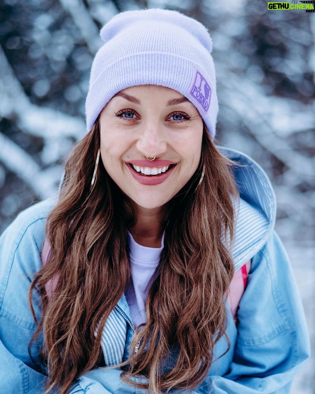 Kamila Rundusová Instagram - Dobré ráno❄️ Sedím u “gejtu” v Zurichu na letišti, z okna pozoruju, jak se rozednívá a loučím se s bílou zimou. Prožila jsem neskutečný tři měsíce. Teď se to zdá jako sen. Cestu do Asie jsem si vysnila. Chtěla jsem po tom, co jsme zakořenili na Kostarice, zase roztáhnout křídla a po letech se tam vrátit. Být sama, nasávat inspiraci, učit se - o sobě, jídle a asijských kulturách, který mi jsou tak blízký. Taky jsem si přála vidět po letech sníh. Prožila jsem to všechno. Radost i stesk. A ten zejména poslední dny. Za malou chvíli jsem ale u svého muže v náručí. Pomuchluju zvířátka, maminku, holky v kuchyni. Začíná zas úplně nová etuda a mě už svrběj ruce, jak moc se těším, až to spolu rozjedem v kuchyni, změníme meníčko a začneme tvořit. Jsem prostě fakt moc vděčná, že žiju tak pestrý život. A za všechny lidi kolem sebe i za vás. Že si kupujete naše knížky, chodíte k nám do restaurace, že mi dáváte možnost tohle všechno žít. DĚKUJU🤍 Děkuju bráchovi @arundus_ a @dorota_dostalova , že jste mi poslední dny byli velkou oporou a že vůbec jste. Bylo to s váma boží. Všechno. Za krásné fotky děkuji @pietra_fotografka ! Jsi skvělá:)