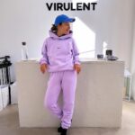 Kamila Rundusová Instagram - Byla jsem ve Vietnamu, když jsem koukala na předpověď počasí v Čechách a viděla v něm sněhové vločky. Sníh jsem viděla naposledy v Utahu před třema rokama a úplně jsem zapomněla na to, jaký to je být v zimě. Napadlo mě, že na sebe potřebuju něco hodně útulnýho, abych ten týden v Čechách dala v teple. A tak jsem si vzpomněla na Otakara a jeho @virulent.official , který nám před lety ve svých začátcích dával testovat jeho teplákovky. Ty nejměkoučtější na planetě. Rovnou z letiště jsem jela k němu do shopu Na Moráni, vybrala si dvě teplákovky a fakt z nich celý týden nevylezla. Miluju je! A miluju Otakara a jeho přístup ke slow-fashion a české supr trupr kvalitě. Na plný čáře doporučuju jako ten nejlepší obleček na zimu, ze kterýho prostě člověk nechce vylézt. Nejlepší dárek pro sebe i vaše blízké. @virulent.official IT IS. Více info o brandu božana @otakar.senkyr najdete na stránkách virulent.cz Děkuju🤍 Virulent