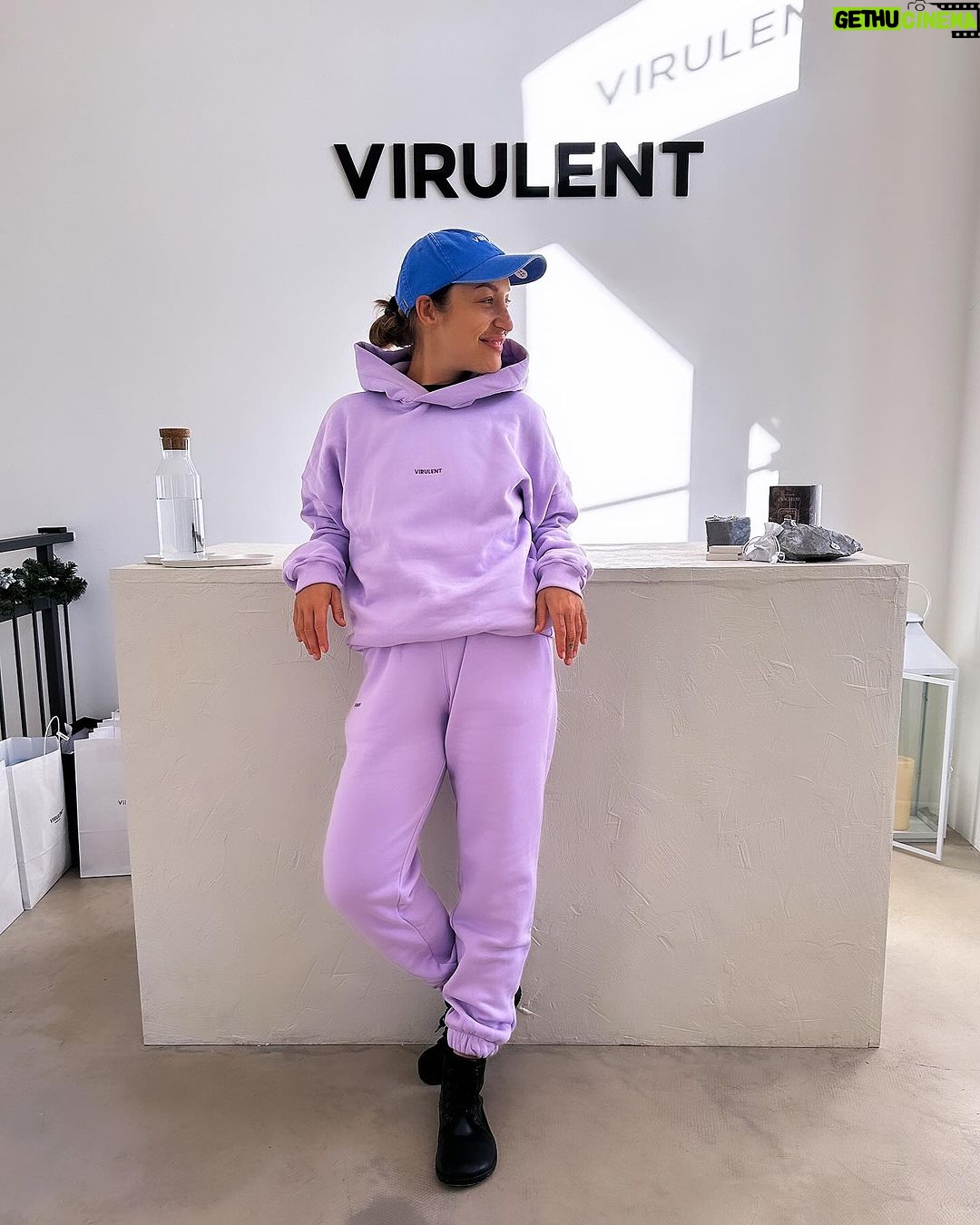 Kamila Rundusová Instagram - Byla jsem ve Vietnamu, když jsem koukala na předpověď počasí v Čechách a viděla v něm sněhové vločky. Sníh jsem viděla naposledy v Utahu před třema rokama a úplně jsem zapomněla na to, jaký to je být v zimě. Napadlo mě, že na sebe potřebuju něco hodně útulnýho, abych ten týden v Čechách dala v teple. A tak jsem si vzpomněla na Otakara a jeho @virulent.official , který nám před lety ve svých začátcích dával testovat jeho teplákovky. Ty nejměkoučtější na planetě. Rovnou z letiště jsem jela k němu do shopu Na Moráni, vybrala si dvě teplákovky a fakt z nich celý týden nevylezla. Miluju je! A miluju Otakara a jeho přístup ke slow-fashion a české supr trupr kvalitě. Na plný čáře doporučuju jako ten nejlepší obleček na zimu, ze kterýho prostě člověk nechce vylézt. Nejlepší dárek pro sebe i vaše blízké. @virulent.official IT IS. Více info o brandu božana @otakar.senkyr najdete na stránkách virulent.cz Děkuju🤍 Virulent