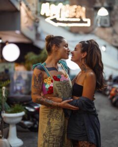 Kamila Rundusová Instagram - A je to🧚🏼‍♀️ Náš týdenní výlet do Vietnamu je fuč. Bylo to boží, osvěžující a život budící. Bylo to jako sen ale stalo se to✨ Dovolily jsme si, aby se to stalo. Dovolovaly jsme si hodně - dělat věci jinak než jsme zvyklé, hodně odpočinku, hodně lásky a vzájemného pochopení, hodně společné chůze a jídla, hodně dlouhých konverzací o všem možném i nemožném💝 Vesmír se poskládal (nebo jsme ho poskládaly my?) tak, že jsme spolu prožily překrásný a tvořivý týden v Asii, jenom my dvě a Vietnam👧🏽👧🏽🌎 Každý člověk z našeho blízkého kruhu vnáší určitou esenci do našeho pole a já tu Kamilky mám moc ráda. Je něžná, tvůrčí, emotivní a opravdová. Taky hravá a dobrodružná, plující jako obláčky. Objevuje život a zkoumá, co všechno nabízí. Je to taková moje lištička🦊 Odpočinula jsem si tolik, kolik jsem jen potřebovala. Načerpala jsem spoustu nové energie a inspirace na moji další cestu. Děkuju za nekonečnou otevřenost a barevnost🌈 Děkuju za sdílení příběhu a přítomného okamžiku. Cítím velikou vděčnost🥲🙏🏻 Včera se naše cesty rozdělily a každá jsme zase na jiné straně planety. Vzhůru do nekonečna a ještě dál. Kamilka zrovna doletěla do Prahy. A já? Já už na Bali tvořím jak jen dovedu. Ze srdce a z lásky se vracím sama k sobě, ladím se na to, kdo jsem a kam vede moje cesta. A pořád hledám… i když možná už nehledám ale objevuju. Objevuju, že každý den můžu být jiná. Jakákoliv🦋 Jsem zvědavá a natěšená na to, co všechno má pro nás život nachystané. Jedno vím ale jistě, bude to krásný💝Očekávám překvapivé a jsem otevřená všem procesům změny. ajlavjů @chefkamu a za fotku děkujeme @le_passionfruit se kterou jsme měly náhodné rande in the middle of Ho Chi Minh 😘 Ho Chi Minh City, Vietnam