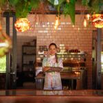 Kamila Rundusová Instagram - Moje druhá stáž v restauraci, která se řadí mezi 50 nejlepších fine-dining restaurací na světě, pro mě byla celkem drsná a oči otevírající zkušenost. Můj záměr byl naučit se tam o udržitelnosti v rámci vedení restaurace. Přece jen mají kromě michelinské hvězdy i tu zelenou - právě za udržitelnost. Jenže z toho, co jsem viděla, mi bylo ouzko. Po snaze o udržitelnost ani stopy. Spíš to bylo naopak a já byla v šoku. Klasickej “green marketing”. Nevěděla jsem, že to je i v gastru - navíc týhle úrovně. Překvapilo mě i používání chemických zvýrazňovadel a příchutí, éčkových dochucovadel i glutamátu. To do restaurace tohoto měřítka prostě nepatří. Děsil mě disrespekt k zaměstnancům, surovinám i k životnímu prostředí. Nelidský přístup, negativní vibe, žádná motivace, nadmíra stresu i pláč, pocity frustrace a strachu ze stran zaměstnanců. A posedlost získáním druhé hvězdy šéfkuchaře. Přišla jsem si jak ve filmu. Odešla jsem. Rozhodla jsem se strávit čas prací pro přípravy na novou sezónu naší restaurace. Zvládla jsem říct ne a opustila prostor, kde mi nebylo dobře. Uvědomila jsem si, jak důležitý je vážit si sám sebe a nenechat si kadit na hlavu. A to samé i naopak, co se chování k druhým týče. V zaměstnání trávíme většinu času, neměli bychom tam cítit strach nebo úzkost. Do práce se máme těšit, měla by nás bavit. Mělo by to být místo inspirace, osobního naplnění a růstu. My se v @___mycelium___ smějeme, objímáme se, povídáme si o pocitech, motivujeme se, vaříme s láskou. Jsme tam šťastní. A věříme, že s jakou energií vaříš jídlo, tak to v něm host prostě cítí. Děláme, co je v našich silách, co se udržitelnosti i lidského faktoru týče: Věříme totiž, že když nejsou happy zaměstnanci, nemůže být šťastný ani zákazník. Tahleta honba za “hvězdama”, penězi, slávou a uznáním. To nemá být hlavním záměrem vedení podniku. Od moci k nemoci. Vedoucí kuchaři tam nepůsobili zdravě a už vůbec ne šťastně. Hlavním záměrem podnikání by měla být radost, nadšení a láska pro věc. To ostatní přijde samo (jestli v tom je ❤️, že jo) Přesto pociťuju vděk za tu možnost. Posdílím víc, nejspíš v live streamu. Název restaurace nezmiňuju, nechci nikomu škodit. Miluju vás. K.