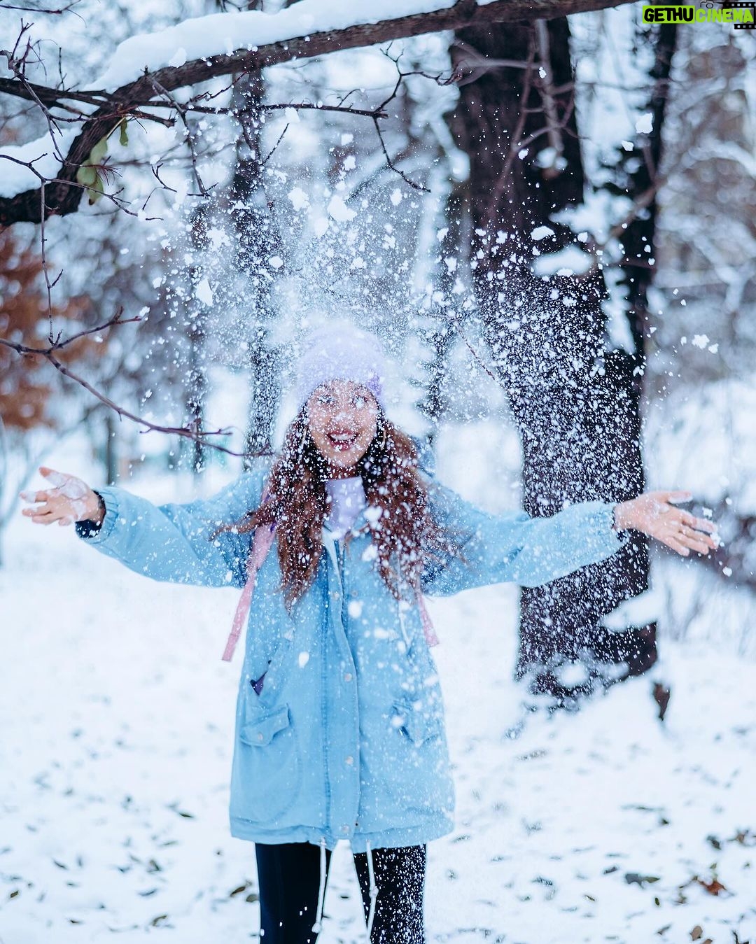 Kamila Rundusová Instagram - Dobré ráno❄️ Sedím u “gejtu” v Zurichu na letišti, z okna pozoruju, jak se rozednívá a loučím se s bílou zimou. Prožila jsem neskutečný tři měsíce. Teď se to zdá jako sen. Cestu do Asie jsem si vysnila. Chtěla jsem po tom, co jsme zakořenili na Kostarice, zase roztáhnout křídla a po letech se tam vrátit. Být sama, nasávat inspiraci, učit se - o sobě, jídle a asijských kulturách, který mi jsou tak blízký. Taky jsem si přála vidět po letech sníh. Prožila jsem to všechno. Radost i stesk. A ten zejména poslední dny. Za malou chvíli jsem ale u svého muže v náručí. Pomuchluju zvířátka, maminku, holky v kuchyni. Začíná zas úplně nová etuda a mě už svrběj ruce, jak moc se těším, až to spolu rozjedem v kuchyni, změníme meníčko a začneme tvořit. Jsem prostě fakt moc vděčná, že žiju tak pestrý život. A za všechny lidi kolem sebe i za vás. Že si kupujete naše knížky, chodíte k nám do restaurace, že mi dáváte možnost tohle všechno žít. DĚKUJU🤍 Děkuju bráchovi @arundus_ a @dorota_dostalova , že jste mi poslední dny byli velkou oporou a že vůbec jste. Bylo to s váma boží. Všechno. Za krásné fotky děkuji @pietra_fotografka ! Jsi skvělá:)