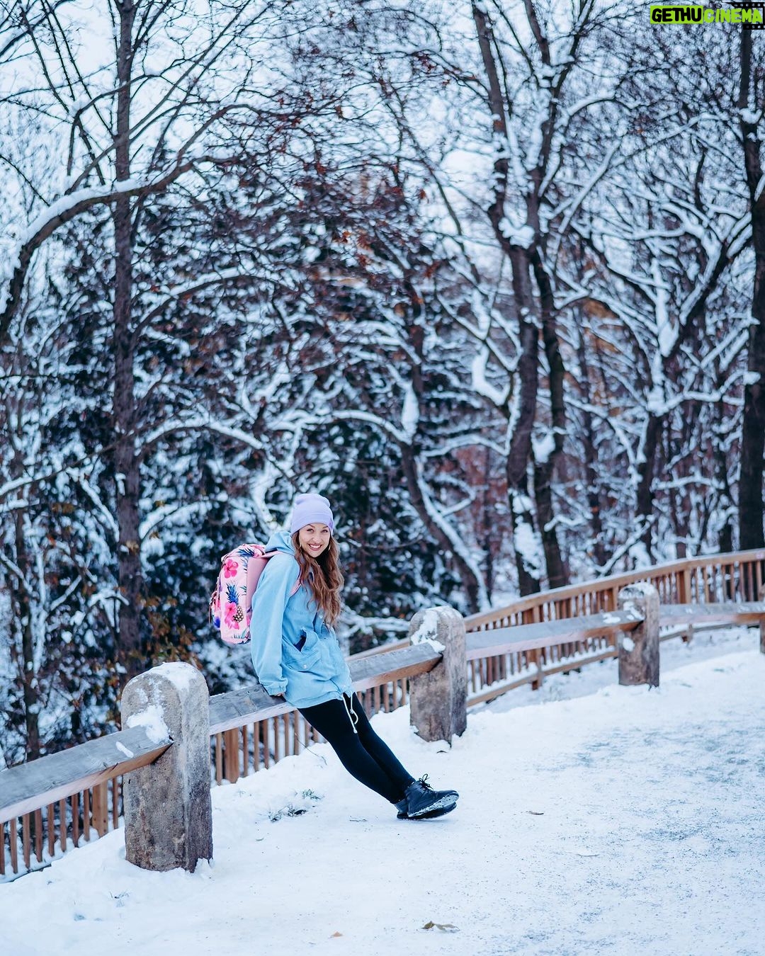Kamila Rundusová Instagram - Dobré ráno❄️ Sedím u “gejtu” v Zurichu na letišti, z okna pozoruju, jak se rozednívá a loučím se s bílou zimou. Prožila jsem neskutečný tři měsíce. Teď se to zdá jako sen. Cestu do Asie jsem si vysnila. Chtěla jsem po tom, co jsme zakořenili na Kostarice, zase roztáhnout křídla a po letech se tam vrátit. Být sama, nasávat inspiraci, učit se - o sobě, jídle a asijských kulturách, který mi jsou tak blízký. Taky jsem si přála vidět po letech sníh. Prožila jsem to všechno. Radost i stesk. A ten zejména poslední dny. Za malou chvíli jsem ale u svého muže v náručí. Pomuchluju zvířátka, maminku, holky v kuchyni. Začíná zas úplně nová etuda a mě už svrběj ruce, jak moc se těším, až to spolu rozjedem v kuchyni, změníme meníčko a začneme tvořit. Jsem prostě fakt moc vděčná, že žiju tak pestrý život. A za všechny lidi kolem sebe i za vás. Že si kupujete naše knížky, chodíte k nám do restaurace, že mi dáváte možnost tohle všechno žít. DĚKUJU🤍 Děkuju bráchovi @arundus_ a @dorota_dostalova , že jste mi poslední dny byli velkou oporou a že vůbec jste. Bylo to s váma boží. Všechno. Za krásné fotky děkuji @pietra_fotografka ! Jsi skvělá:)
