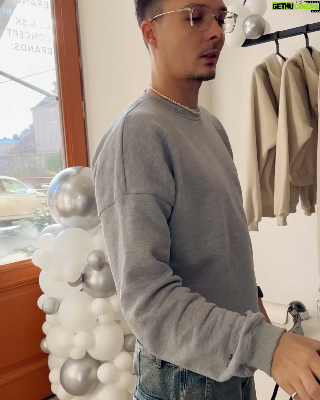 Kamila Rundusová Instagram - Byla jsem ve Vietnamu, když jsem koukala na předpověď počasí v Čechách a viděla v něm sněhové vločky. Sníh jsem viděla naposledy v Utahu před třema rokama a úplně jsem zapomněla na to, jaký to je být v zimě. Napadlo mě, že na sebe potřebuju něco hodně útulnýho, abych ten týden v Čechách dala v teple. A tak jsem si vzpomněla na Otakara a jeho @virulent.official , který nám před lety ve svých začátcích dával testovat jeho teplákovky. Ty nejměkoučtější na planetě. Rovnou z letiště jsem jela k němu do shopu Na Moráni, vybrala si dvě teplákovky a fakt z nich celý týden nevylezla. Miluju je! A miluju Otakara a jeho přístup ke slow-fashion a české supr trupr kvalitě. Na plný čáře doporučuju jako ten nejlepší obleček na zimu, ze kterýho prostě člověk nechce vylézt. Nejlepší dárek pro sebe i vaše blízké. @virulent.official IT IS. Více info o brandu božana @otakar.senkyr najdete na stránkách virulent.cz Děkuju🤍 Virulent