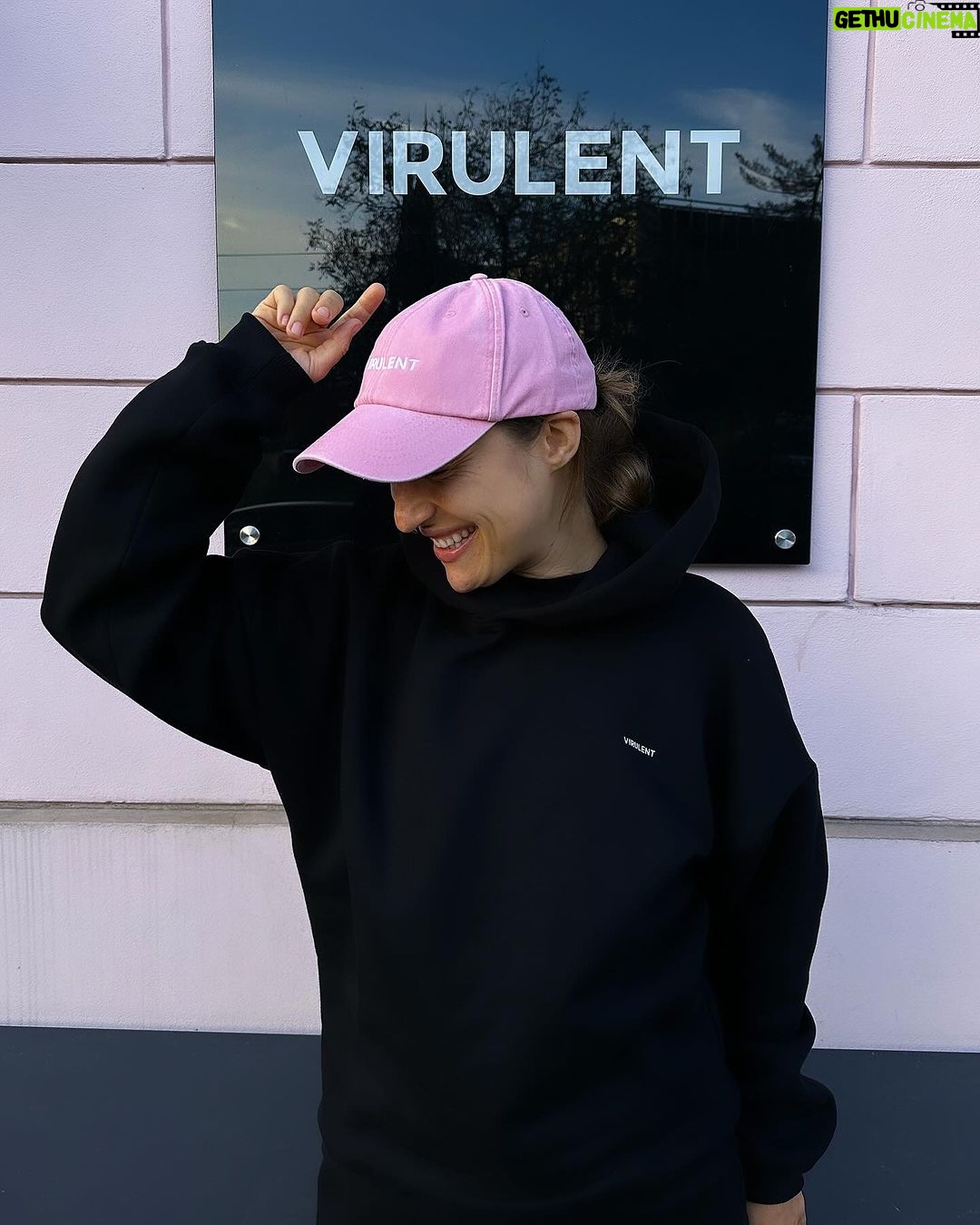 Kamila Rundusová Instagram - Byla jsem ve Vietnamu, když jsem koukala na předpověď počasí v Čechách a viděla v něm sněhové vločky. Sníh jsem viděla naposledy v Utahu před třema rokama a úplně jsem zapomněla na to, jaký to je být v zimě. Napadlo mě, že na sebe potřebuju něco hodně útulnýho, abych ten týden v Čechách dala v teple. A tak jsem si vzpomněla na Otakara a jeho @virulent.official , který nám před lety ve svých začátcích dával testovat jeho teplákovky. Ty nejměkoučtější na planetě. Rovnou z letiště jsem jela k němu do shopu Na Moráni, vybrala si dvě teplákovky a fakt z nich celý týden nevylezla. Miluju je! A miluju Otakara a jeho přístup ke slow-fashion a české supr trupr kvalitě. Na plný čáře doporučuju jako ten nejlepší obleček na zimu, ze kterýho prostě člověk nechce vylézt. Nejlepší dárek pro sebe i vaše blízké. @virulent.official IT IS. Více info o brandu božana @otakar.senkyr najdete na stránkách virulent.cz Děkuju🤍 Virulent