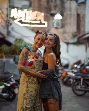 Kamila Rundusová Instagram - A je to🧚🏼‍♀️

Náš týdenní výlet do Vietnamu je fuč. Bylo to boží, osvěžující a život budící. Bylo to jako sen ale stalo se to✨

Dovolily jsme si, aby se to stalo. 

Dovolovaly jsme si hodně - dělat věci jinak než jsme zvyklé, hodně odpočinku, hodně lásky a vzájemného pochopení, hodně společné chůze a jídla, hodně dlouhých konverzací o všem možném i nemožném💝

Vesmír se poskládal (nebo jsme ho poskládaly my?) tak, že jsme spolu prožily překrásný  a tvořivý týden v Asii, jenom my dvě a Vietnam👧🏽👧🏽🌎

Každý člověk z našeho blízkého kruhu vnáší určitou esenci do našeho pole a já tu Kamilky mám moc ráda. Je něžná, tvůrčí, emotivní a opravdová. Taky hravá a dobrodružná, plující jako obláčky. Objevuje život a zkoumá, co všechno nabízí. 
Je to taková moje lištička🦊

Odpočinula jsem si tolik, kolik jsem jen potřebovala. Načerpala jsem spoustu nové energie  a inspirace na moji další cestu. 

Děkuju za nekonečnou otevřenost a barevnost🌈
Děkuju za sdílení příběhu a přítomného okamžiku. Cítím velikou vděčnost🥲🙏🏻

Včera se naše cesty rozdělily a každá jsme zase na jiné straně planety. Vzhůru do nekonečna a ještě dál. Kamilka zrovna doletěla do Prahy.

A já? Já už na Bali tvořím jak jen dovedu. Ze srdce a z lásky se vracím sama k sobě, ladím se na to, kdo jsem a kam vede moje cesta. A pořád hledám… i když možná už nehledám ale objevuju. Objevuju, že každý den můžu být jiná. Jakákoliv🦋

Jsem zvědavá a natěšená na to, co všechno má pro nás život nachystané. Jedno vím ale jistě, bude to krásný💝Očekávám překvapivé a jsem otevřená všem procesům změny. 

ajlavjů @chefkamu 

a za fotku děkujeme @le_passionfruit se kterou jsme měly náhodné rande in the middle of Ho Chi Minh 😘